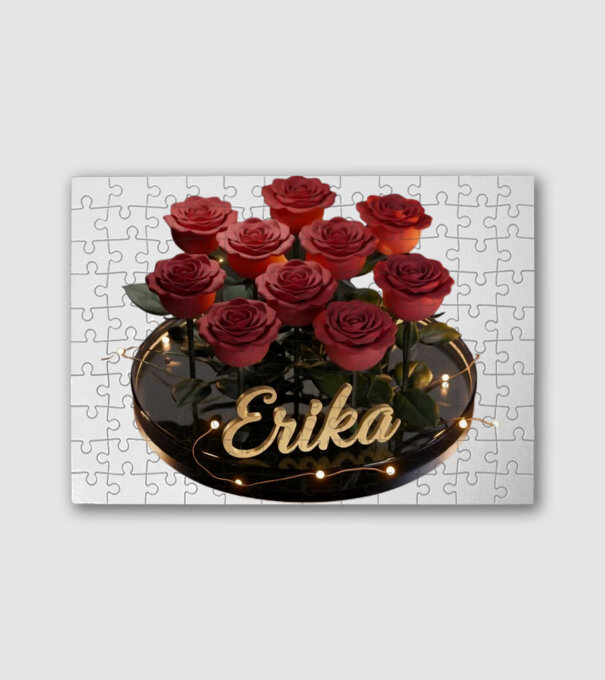 Erika minta fehér pólón