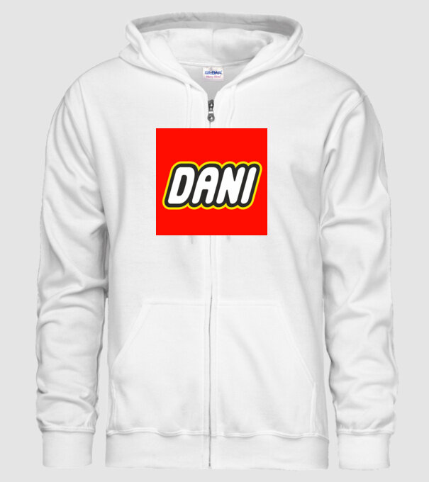 Dani minta fehér pólón
