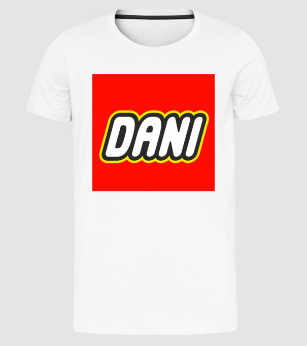 Dani minta fehér pólón