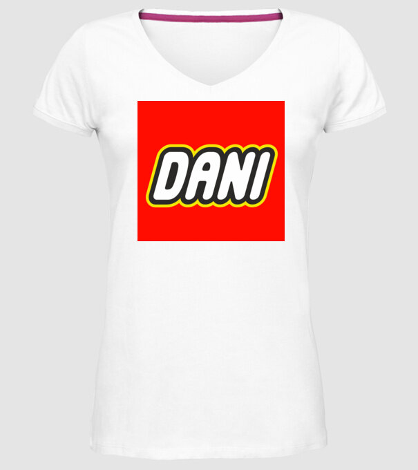 Dani minta fehér pólón
