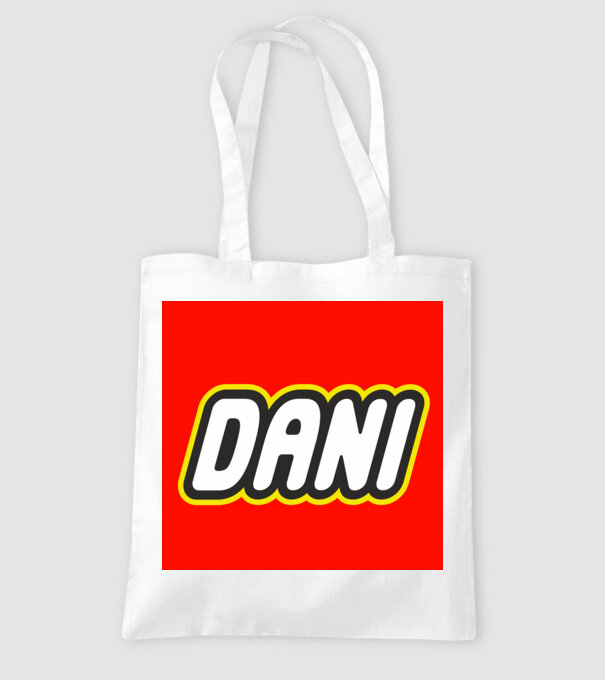 Dani minta fehér pólón