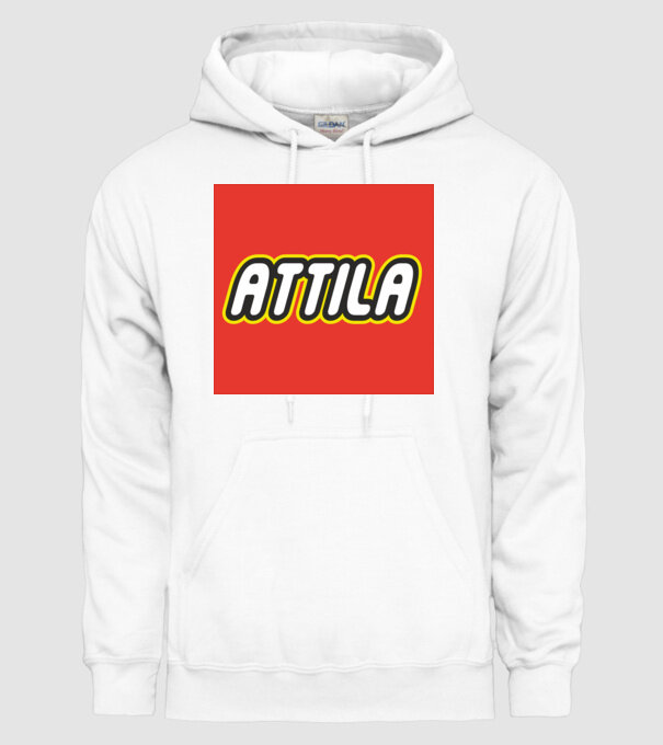 Attila minta fehér pólón
