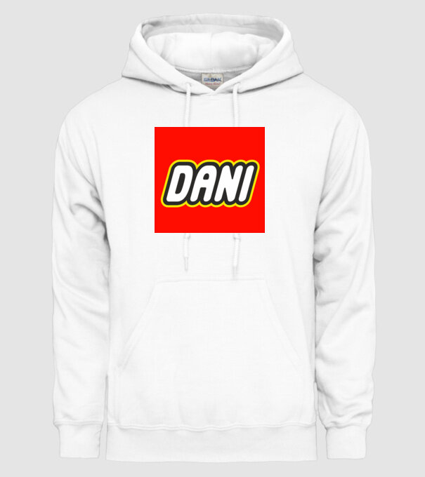 Dani minta fehér pólón