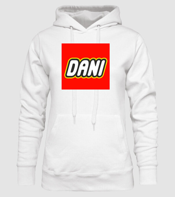 Dani minta fehér pólón