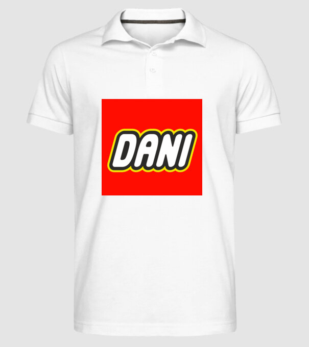 Dani minta fehér pólón