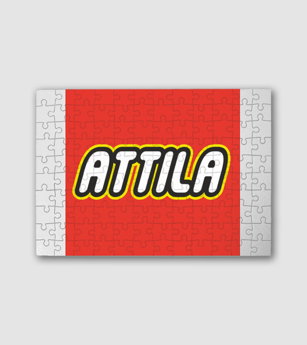 Attila minta fehér pólón