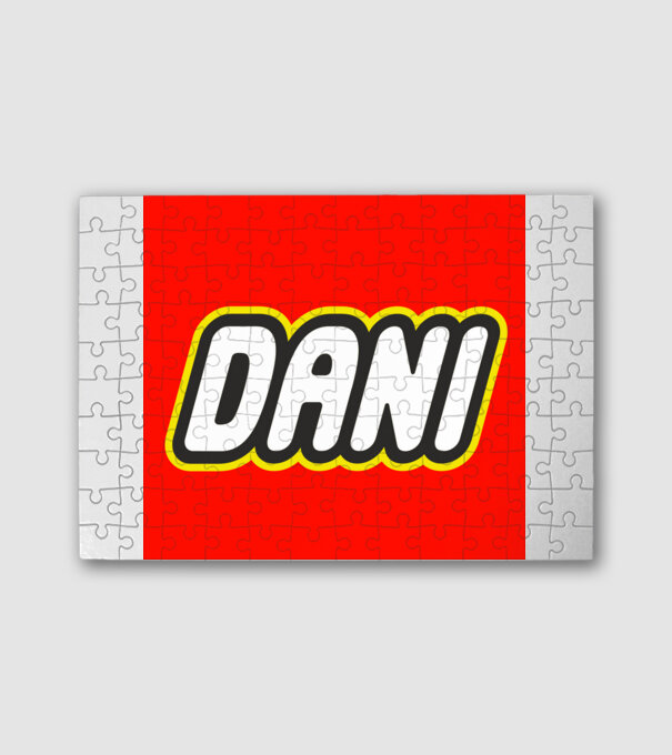 Dani minta fehér pólón