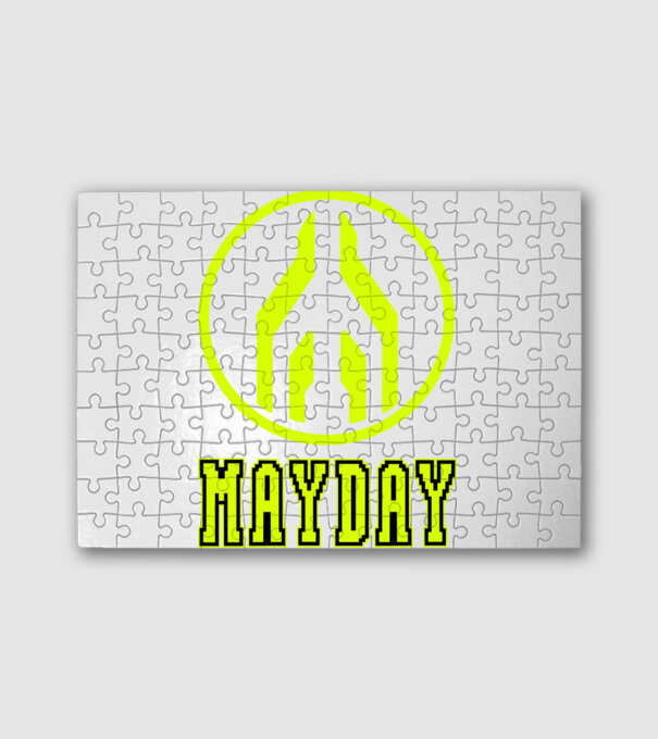 Mayday minta fehér pólón