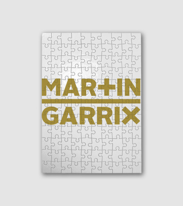 Martin Garrix minta fehér pólón