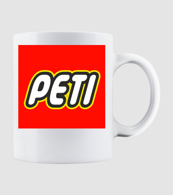 Peti minta fehér pólón