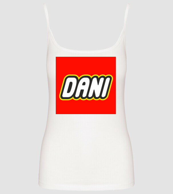 Dani minta fehér pólón