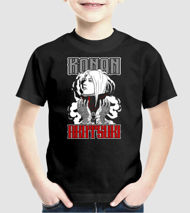 Konan minta fekete pólón