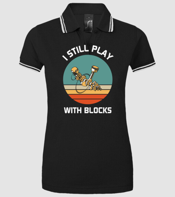 I still play with blocks - Még mindig a blokkokkal játszom minta fekete pólón