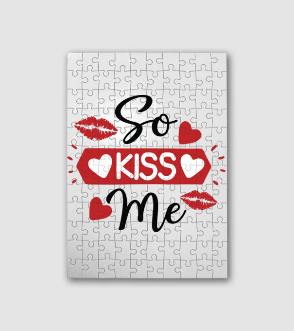 So Kiss Me - Csókolj meg  minta fehér pólón