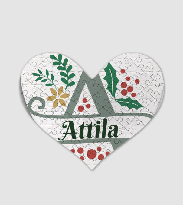Attila minta fehér pólón