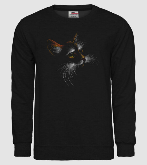 Cat minta fekete pólón