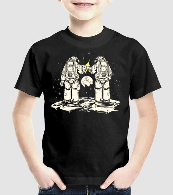 Bump Fist Astronaut minta fekete pólón