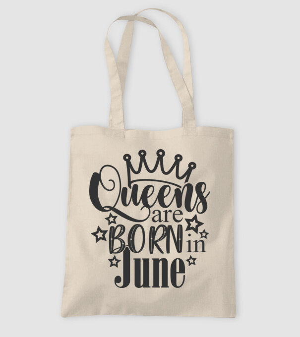 Queens Are Born In minta homokszín pólón