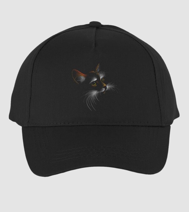 Cat minta fekete pólón